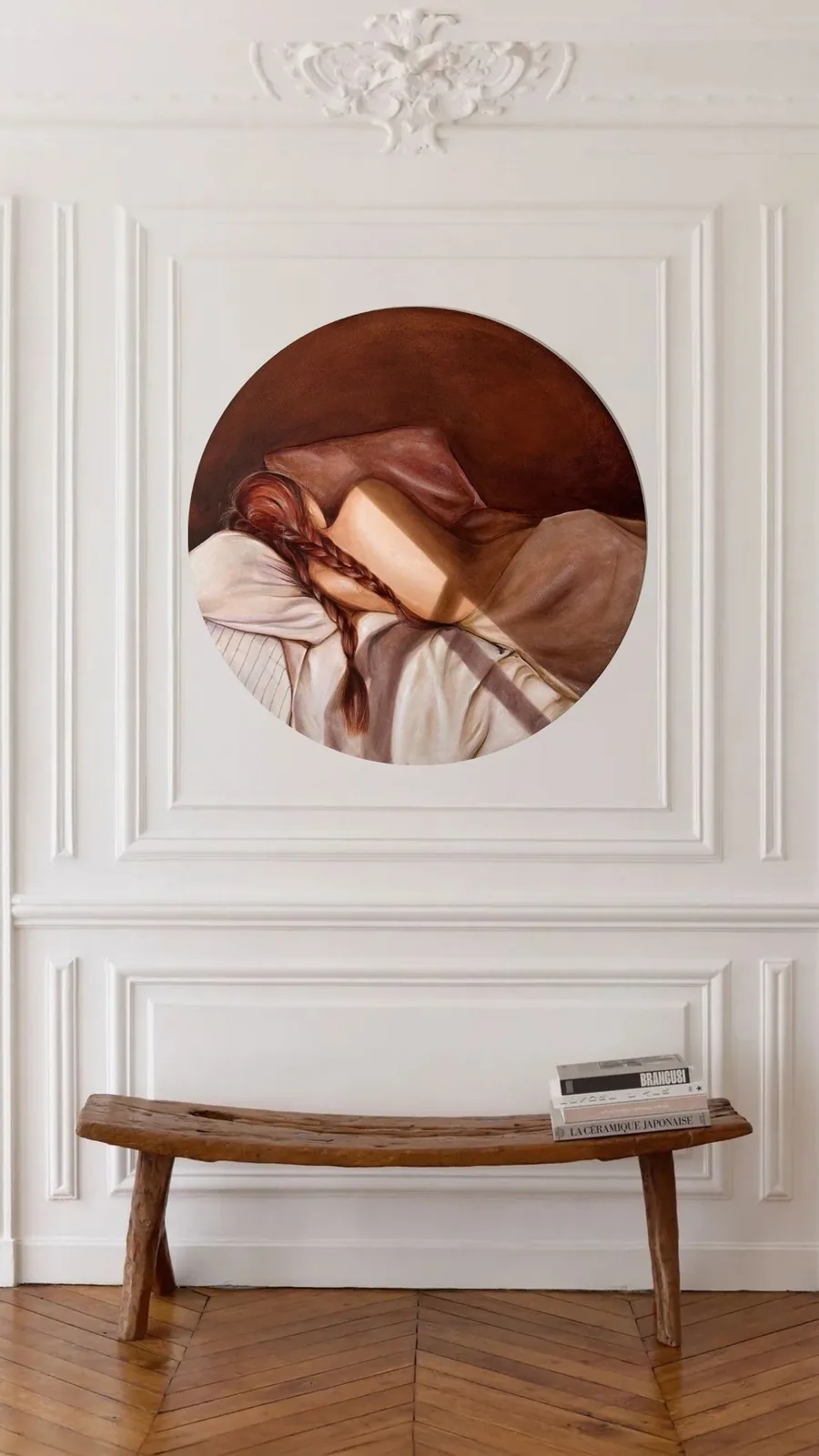 Visualisation in a classical interior with moulding and a wooden bench