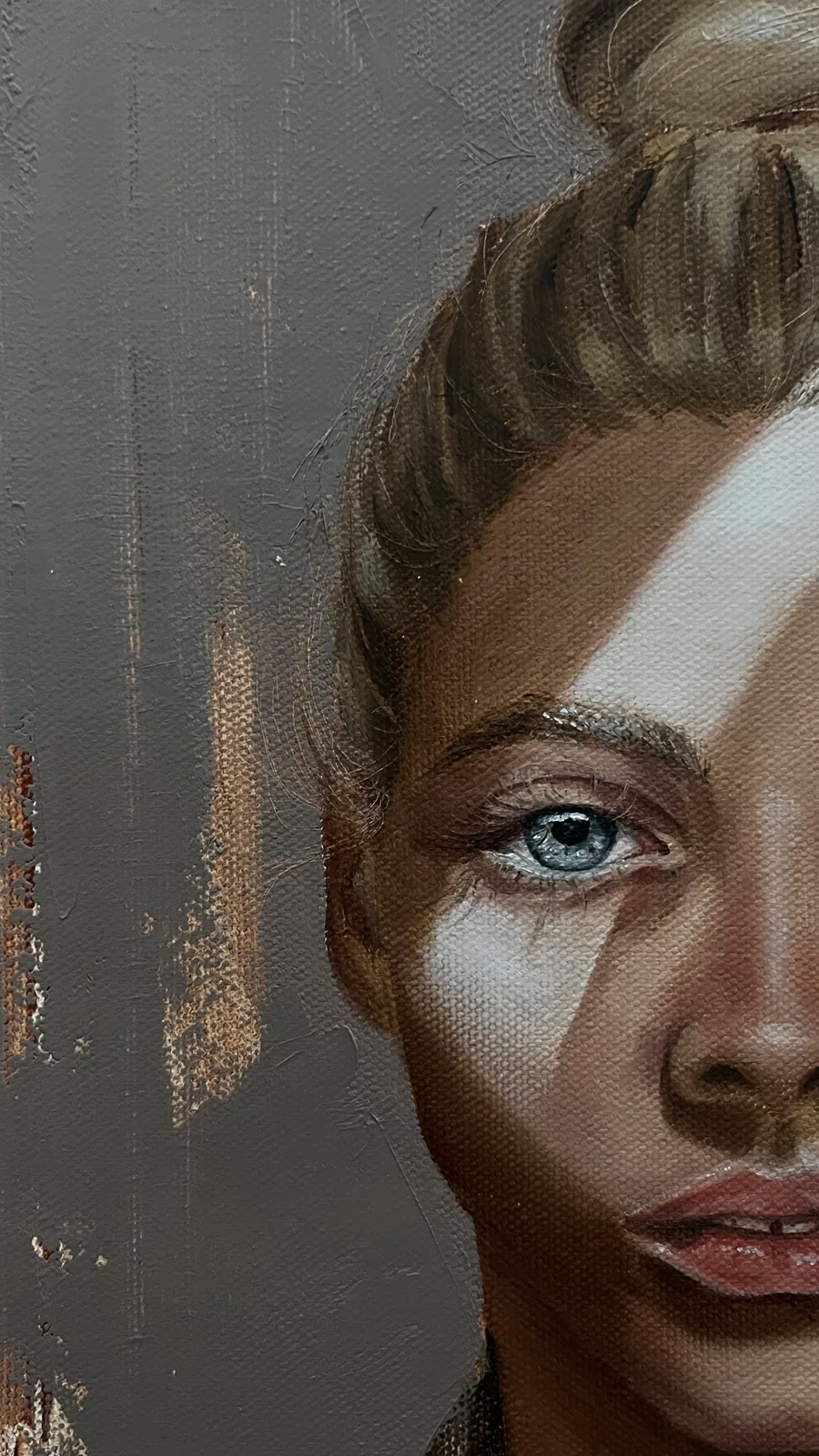 Close-up: the eye and the band of light, the weave of the canvas visible